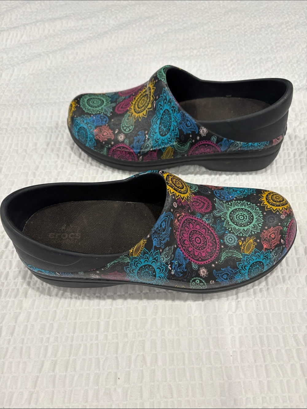 CROCS Neria Pro II Black Slip-On Clogs with Multicolor Mandala Print
Size 9